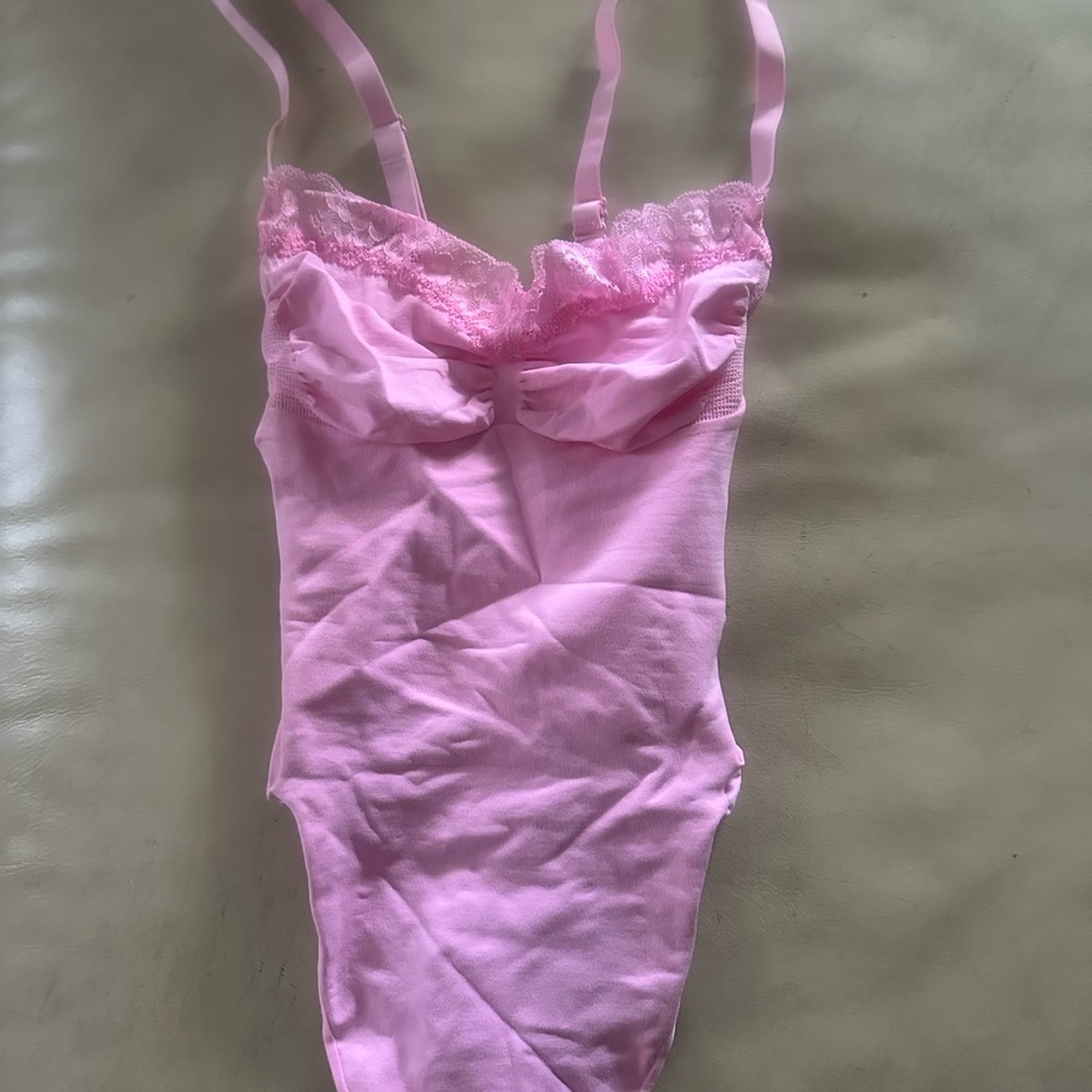 SKIMS Soft Sculpting Lace Bodysuit Bubblegum Sz M NWOT